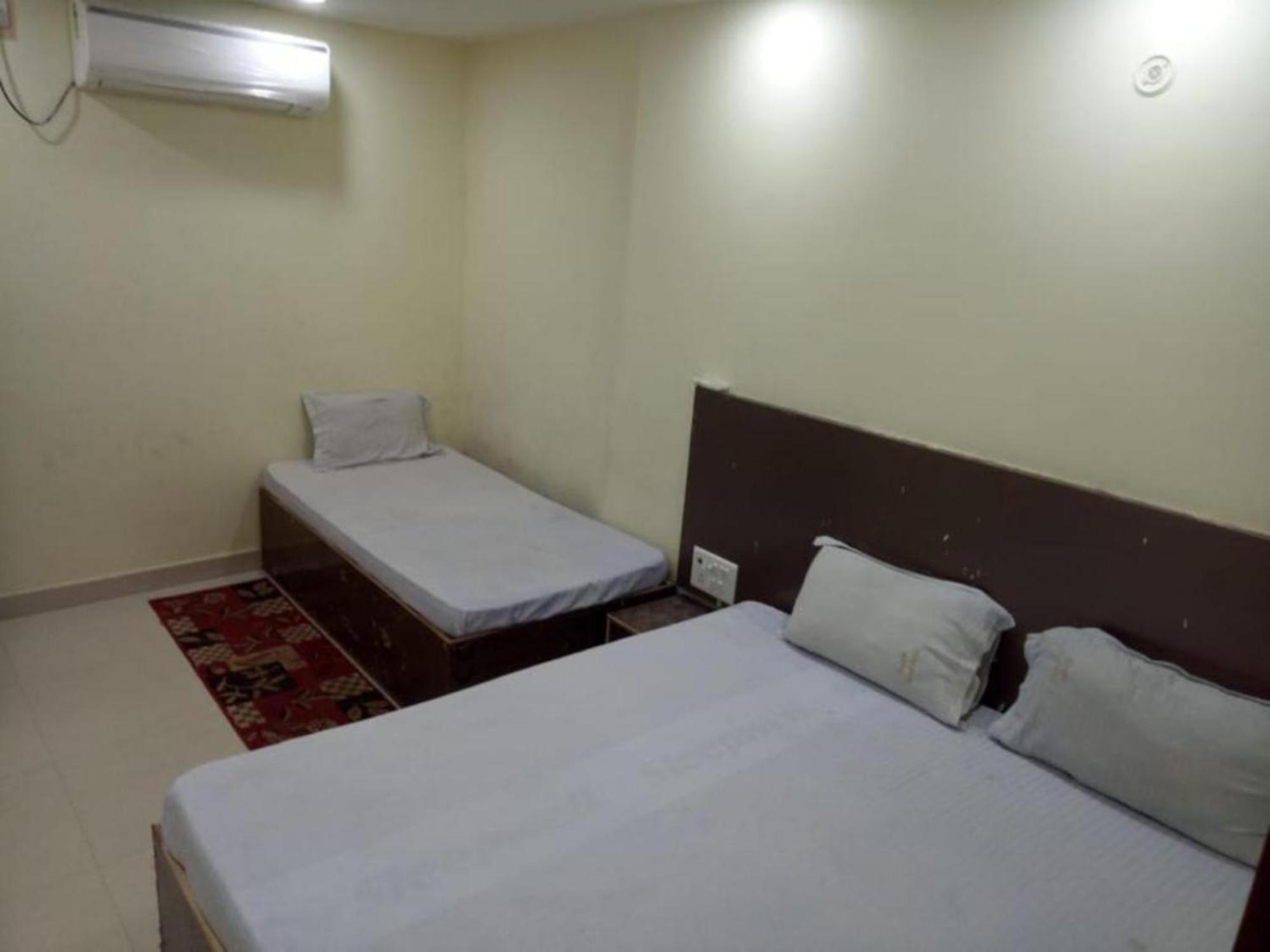 Hotel Swastik Guest House Varanasi - Perfect Location And Comfortable Room Exterior photo