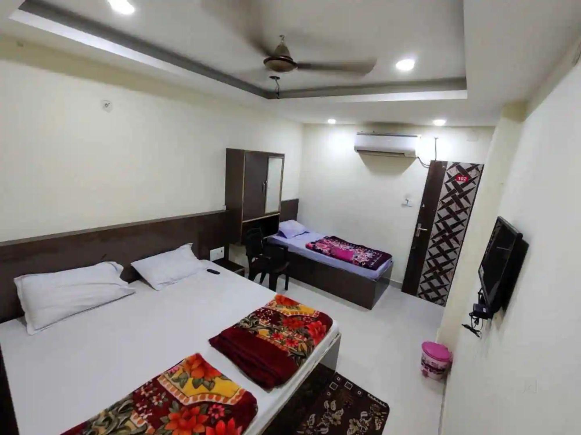 Hotel Swastik Guest House Varanasi - Perfect Location And Comfortable Room Exterior photo