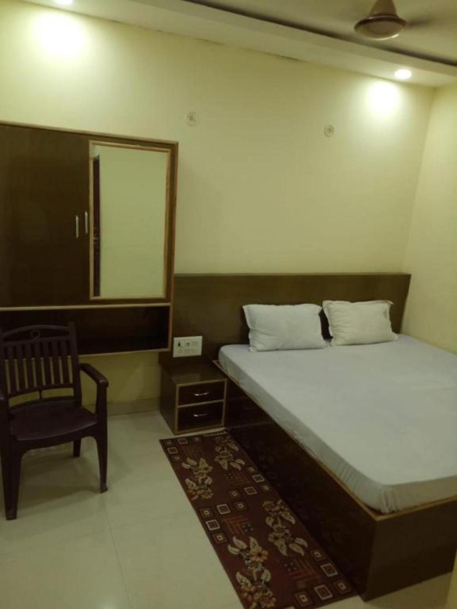 Hotel Swastik Guest House Varanasi - Perfect Location And Comfortable Room Exterior photo