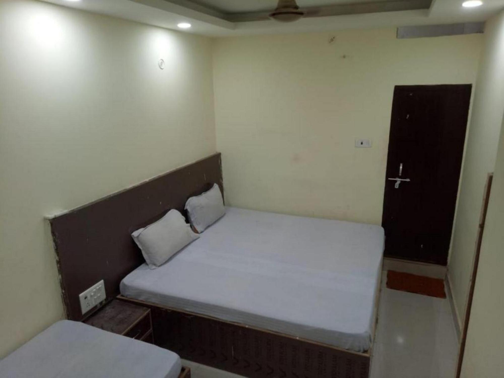 Hotel Swastik Guest House Varanasi - Perfect Location And Comfortable Room Exterior photo