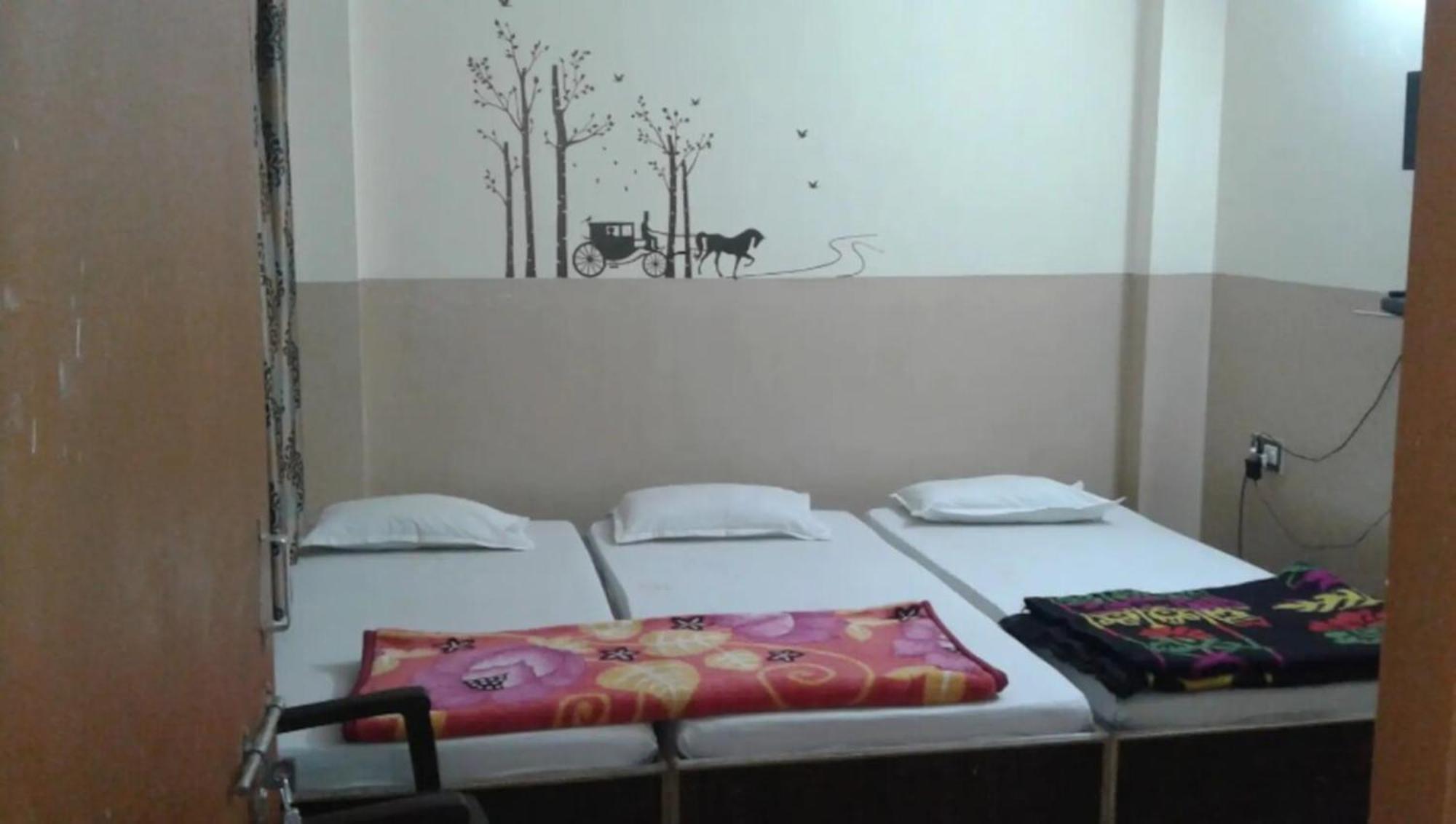 Hotel Swastik Guest House Varanasi - Perfect Location And Comfortable Room Exterior photo